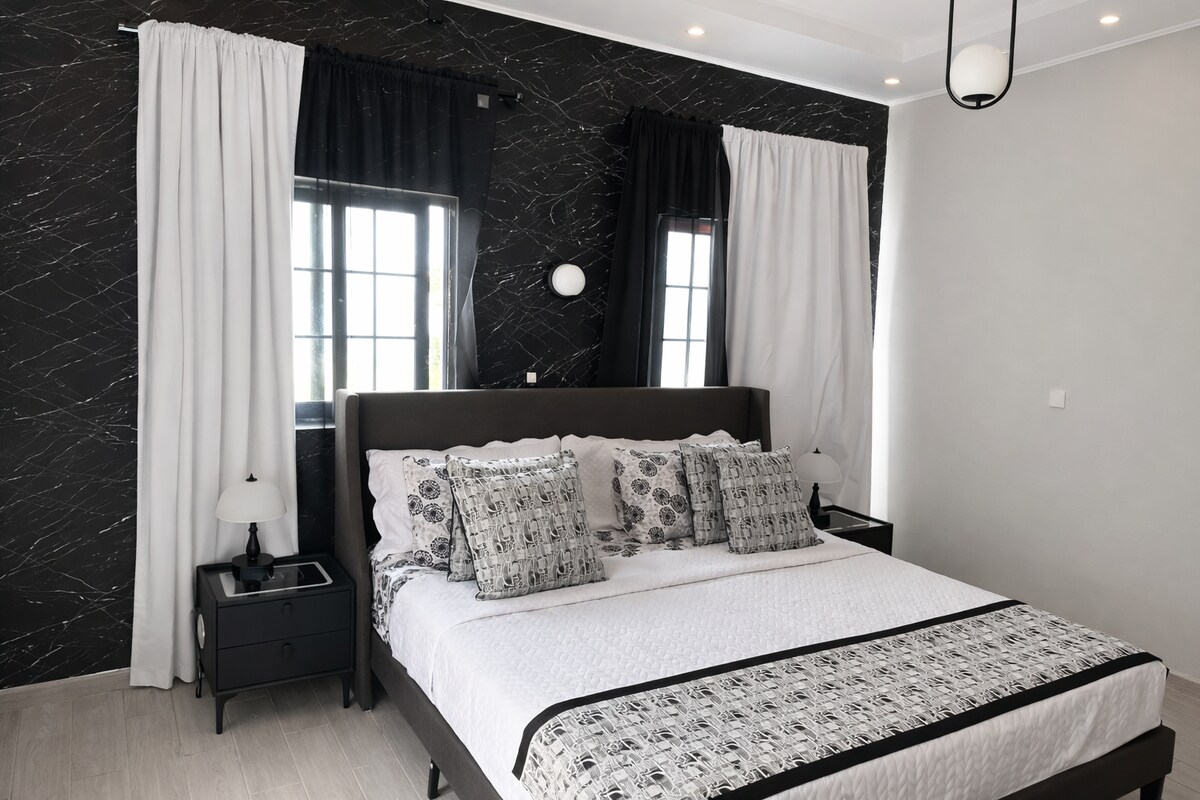 Bedroom 1 image 4