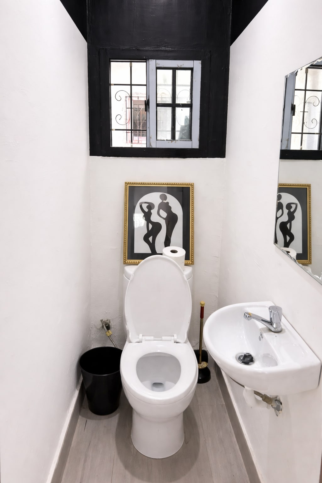 Half bathroom image 1