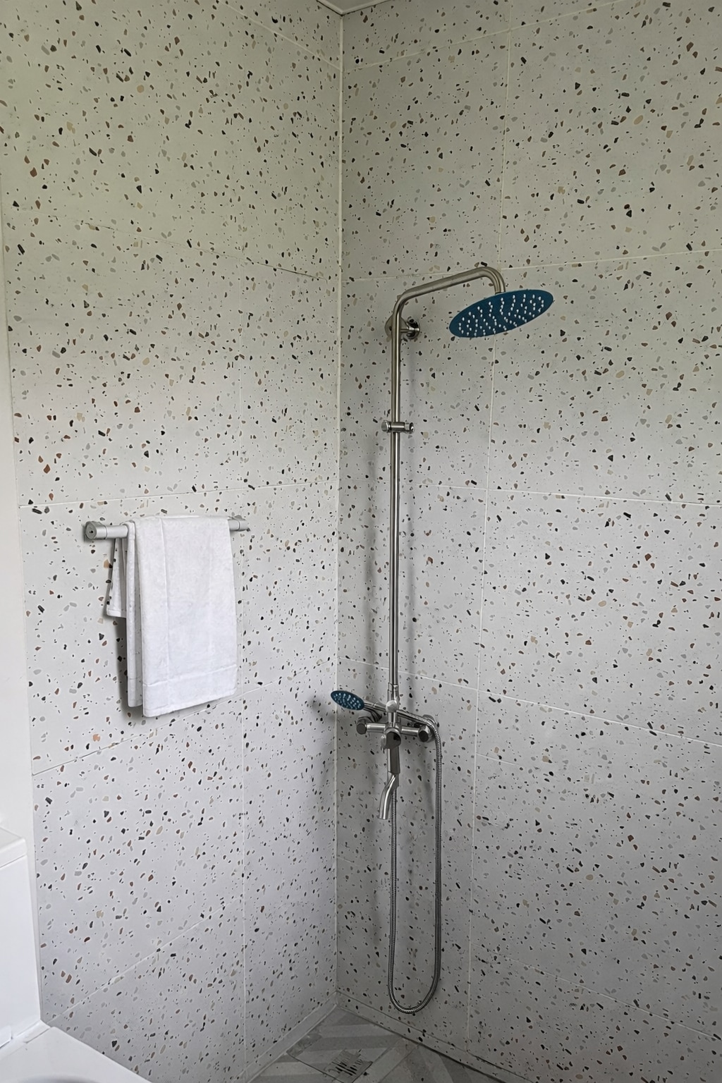 Full bathroom 1 image 3