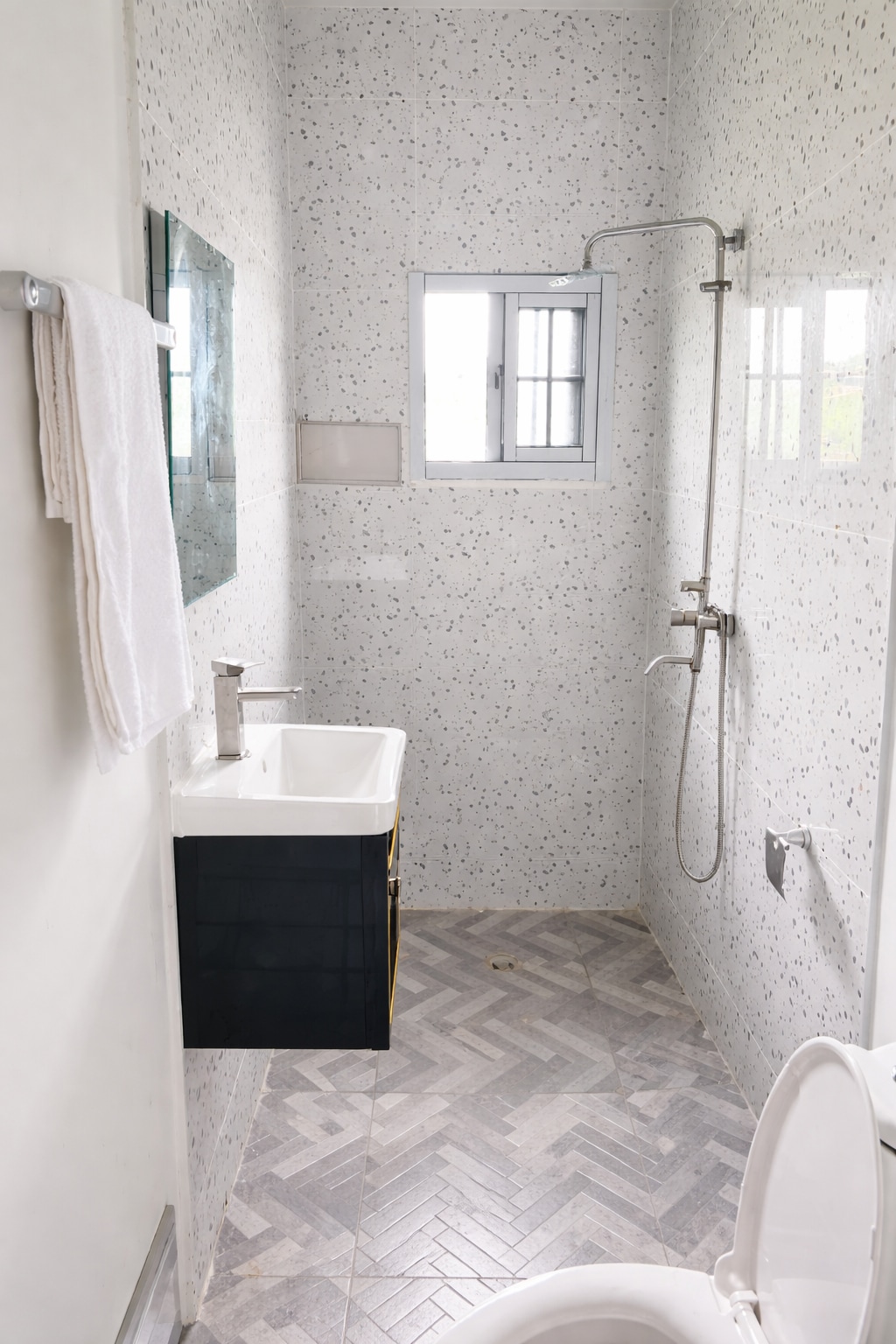Full bathroom 2 image 1