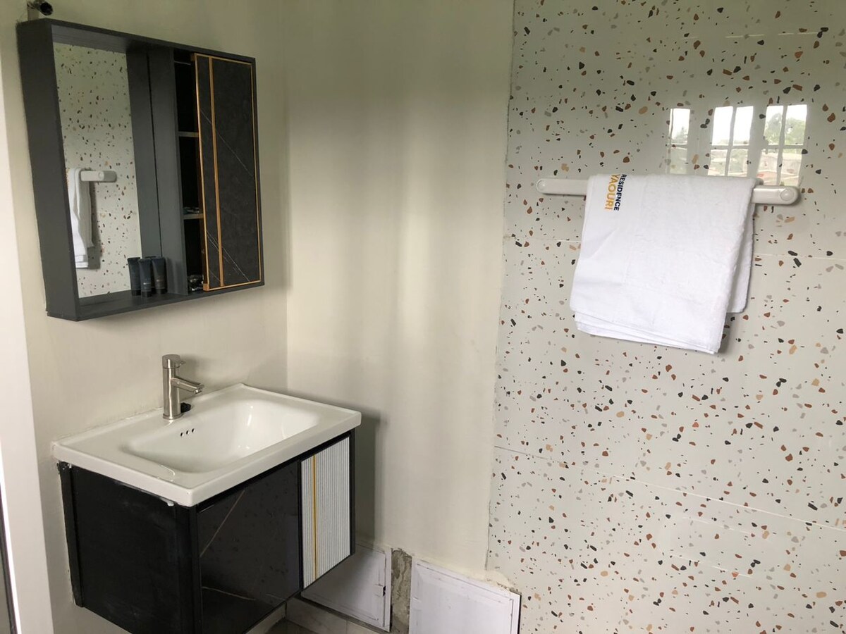 Full bathroom 1 image 6