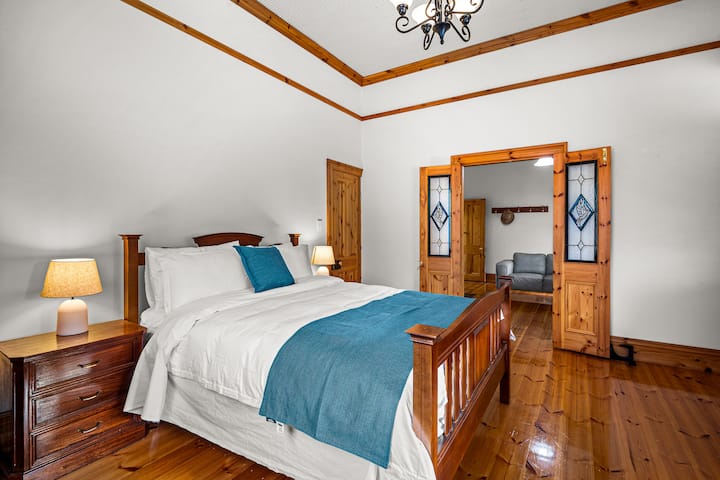 Cobbler's Bedroom, formerly the shop entrance.