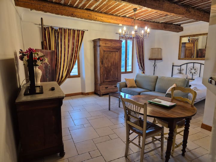 Studio Climatisé 3* - Lit King-size - Plein Centre - La Garde-Freinet