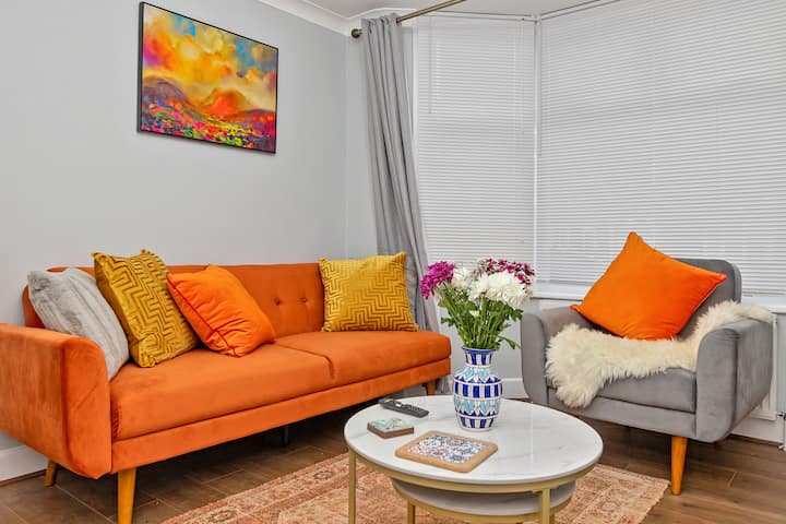 5 Beds | Sleeps 6 | Central | Garden | Parking - Bedfordshire