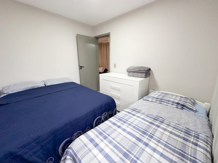 Soba 2 s 1 bračnim krevetom i 1 krevetom za jednu osobu 