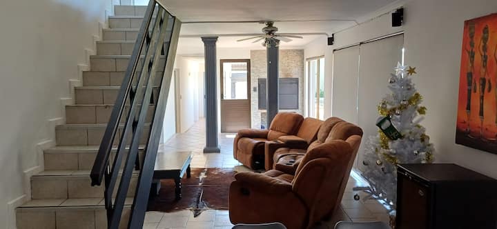 Spacious, Secure, Family Home, 900m From Beach! - サマセット・ウェスト