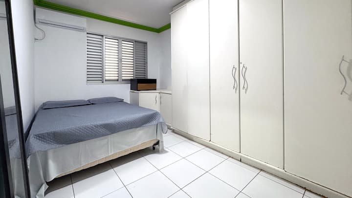 Quarto com ar-condicionado,  cama de casal com roupas de cama e travesseiros inclusos.