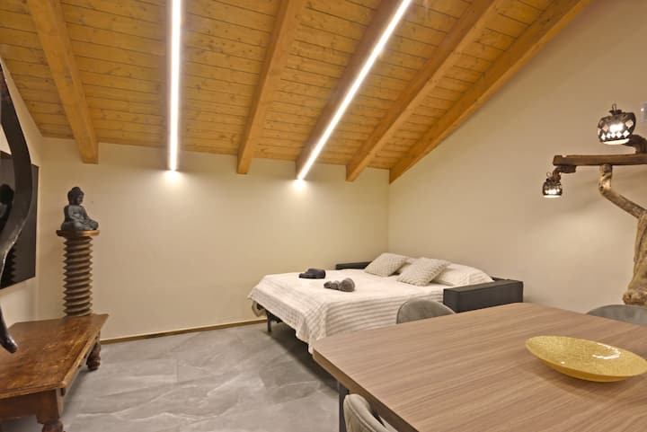 ห้องนั่งเล่นที่สวยงามและสว่างไสวตกแต่งอย่างประณีตด้วยรายละเอียดระดับไฮคลาสและเตียงโซฟาคู่ที่สบาย