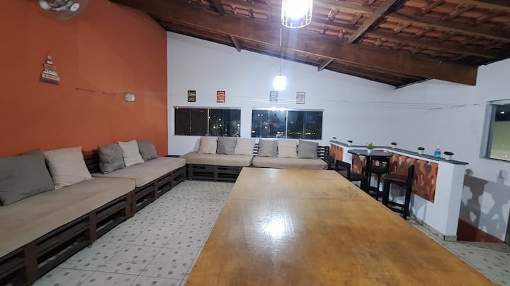 إنه مسكن فريد من نوعه، ويمكن تحويل هذه الأرائك إلى أسرّة، بالإضافة إلى سرير مزدوج إضافي.
إذا كانت المجموعة أكبر وترغبون جميعًا في الإقامة معًا في المسكن نفسه، فيمكننا إضافة مراتب على الأرض!