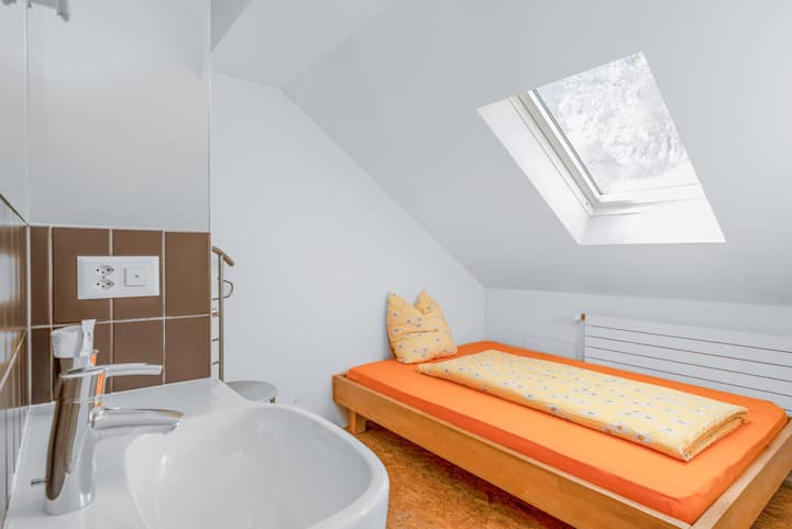 Cozy Room Near Glarus | Parking & Lake Access - Kanton Glarus