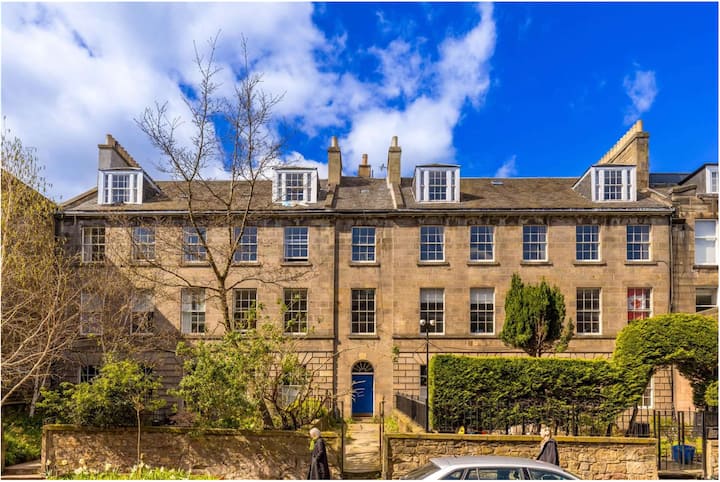 Perfect Fringe Base | Central, Quiet & Sleeps 4 - Leith