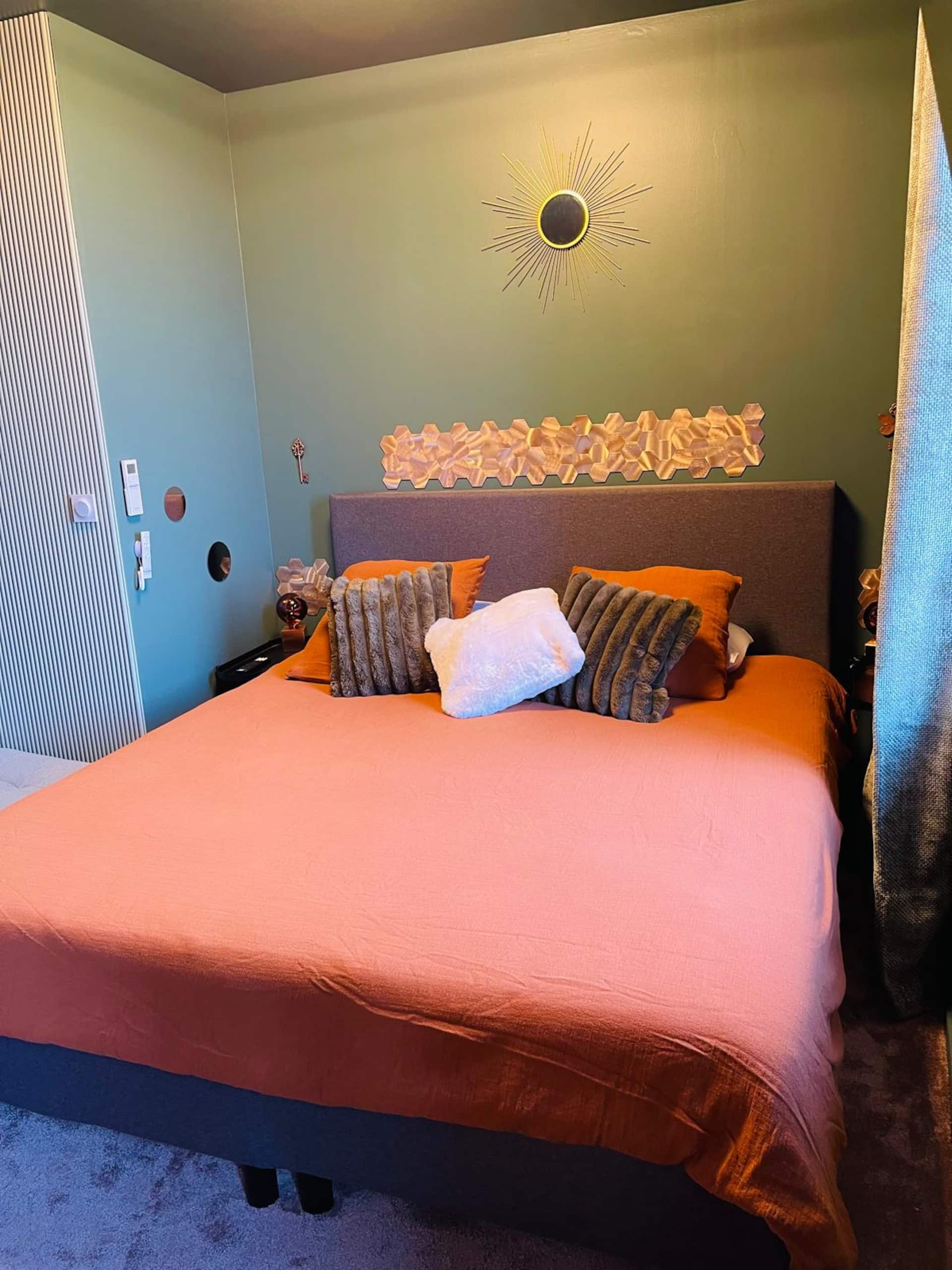 Small house with whirlpool, hammam shower, massage table