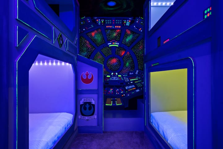 Uživajte u zabavi! Ova futuristička soba s krevetima na kat avantura je u kojoj su teme iz svemira, a djeca i odrasli mogu se osjećati kao istraživači svemira dok uživaju u udobnom i zanimljivom boravku.