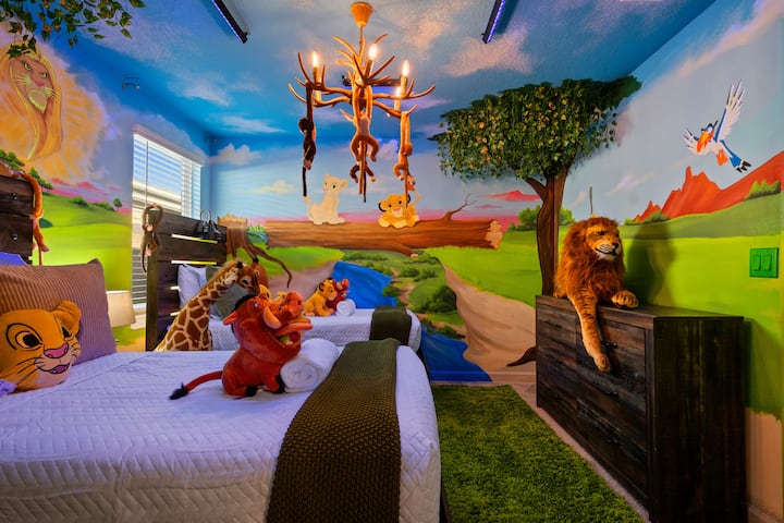 Krenite u divlju avanturu u ovoj razigranoj spavaćoj sobi „Kralj lavova”! Uz mural Simbe, savršeno je za male avanturiste da se opuste nakon dana istraživanja. Udobna posteljina i mekane plišane igračke čine ga ugodnim utočištem za djecu gdje se mogu igrati i sanjati.