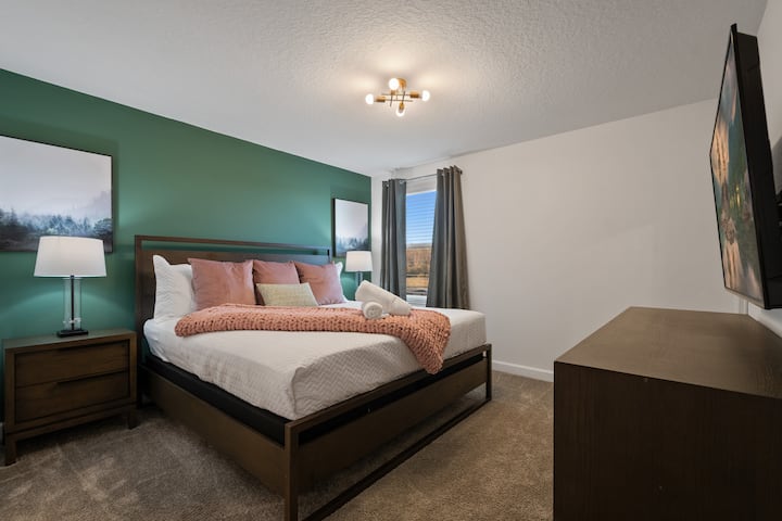 Opustite se u ovoj mirnoj spavaćoj sobi koja je osmišljena za potpuno opuštanje. Nježnoružičasti detalji u kombinaciji sa zelenim zidom stvaraju ugođaj smirenosti koji je savršen za dobar san. 