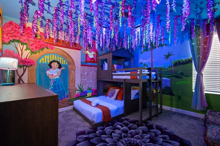 Ova šarena, očaravajuća spavaća soba savršena je za djecu i obitelji koje traže čaroban odmor. Uz zapanjujuće muralne prikaze jarkog cvijeća i čarobno okruženje, djeca će obožavati udobne krevete na kat i maštovitu atmosferu Encanta.