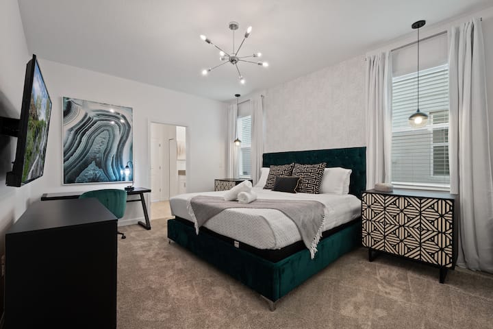 Uživajte u elegantnoj i udobnoj spavaćoj sobi s modernim uređenjem, savršenoj za opuštanje nakon zabavnog dana s obitelji i prijateljima.