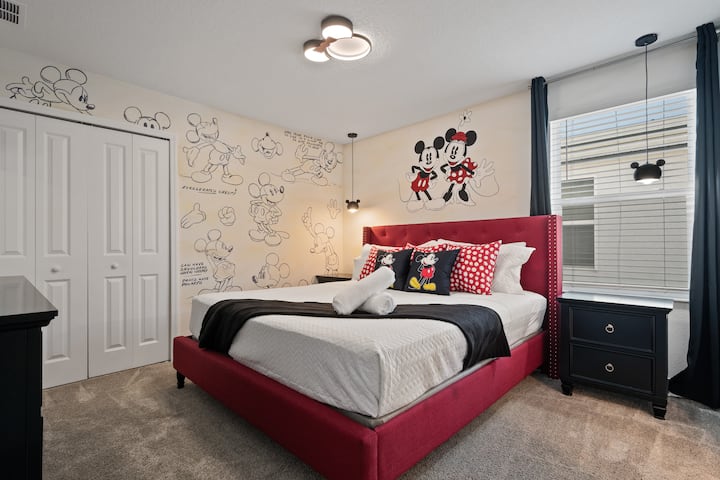 Unesite malo čarolije u svoj boravak u ovoj živopisnoj i razigranoj spavaćoj sobi s temom Mickey Mousea. Uz udobnu posteljinu i šarene detalje, ovo je idealno mjesto za djecu i obitelji gdje se mogu odmoriti nakon dana ispunjenog zabavom.
