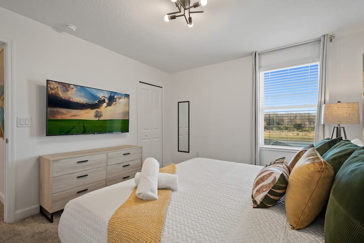 Opustite se u ovoj svijetloj i modernoj spavaćoj sobi s udobnim krevetom, pametnim televizorom i prekrasnim prirodnim svjetlom. Savršeno mjesto za opuštanje nakon zabavnog dana u krugu obitelji i prijatelja.