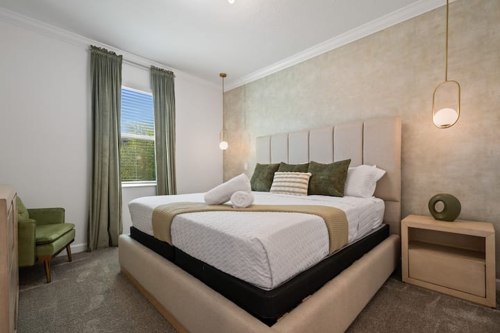 Opustite se u ovoj elegantnoj spavaćoj sobi s mekim neutralnim tonovima i udobnom posteljinom. Savršeno mjesto za opuštanje nakon zabavnog dana s obitelji i prijateljima.