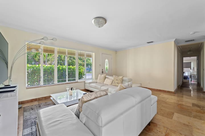 Canal Front 4 Br, 3 Ba | Heated Pool, Large Patio - Fort Lauderdale