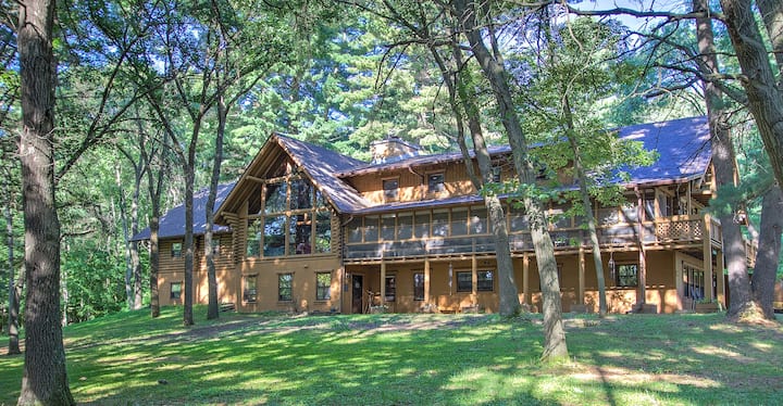 The Lodge At Ainsley Sutton Retreat Property - Skogman Lake, MN