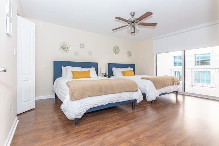 Dos camas tamaño queen con sábanas de calidad hotelera.