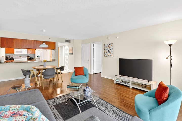 Espacio luminoso con cómodos asientos y TV inteligente