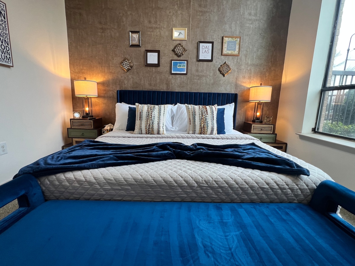 宁静的卧室配有豪华的2米宽双人床、优雅的墙壁装饰和温暖的灯光。 中性色调和现代装饰营造出宁静的酒店氛围，让您休息和放松。