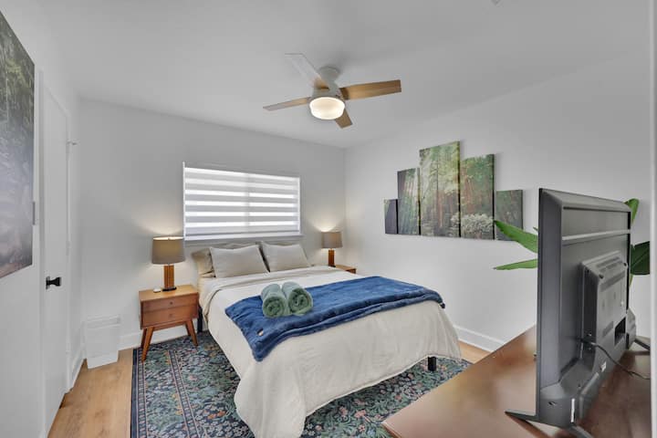 Stropný ventilátor, zrkadlo po zem, 2 lampy na vytvorenie atmosféry a televízor!!  Čo ešte potrebujete vo svojej izbe?!?!