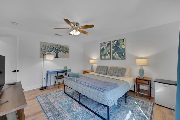 V skutočnosti sú tu teraz dve jednolôžkové postele!!   Žalúzie na zatemnenie izby, stropný ventilátor, minichladnička na studené nápoje, veľké zrkadlo, pracovné miesto/písací stôl, lampy na vytvorenie atmosféry a televízor!!  Čo ešte potrebujete vo svojej izbe?!?