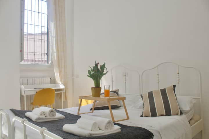 Ample 2-br Space | 1 Min To Romolo M2 - Milan