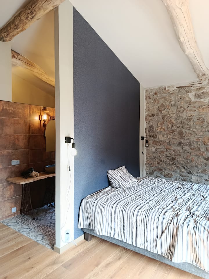 Chambre 1 lit 2 places et sa salle de douche, WC privée. Ensolleillée le matin.