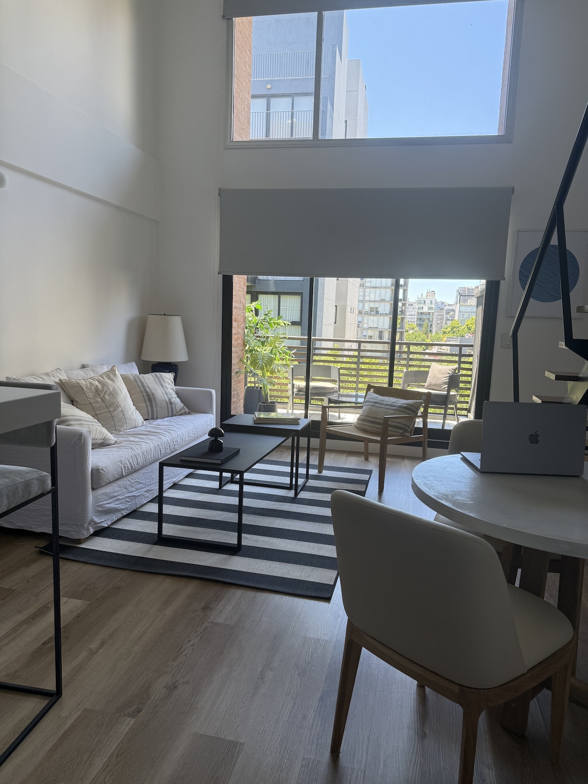 Loft de pé-direito duplo com varanda em Palermo