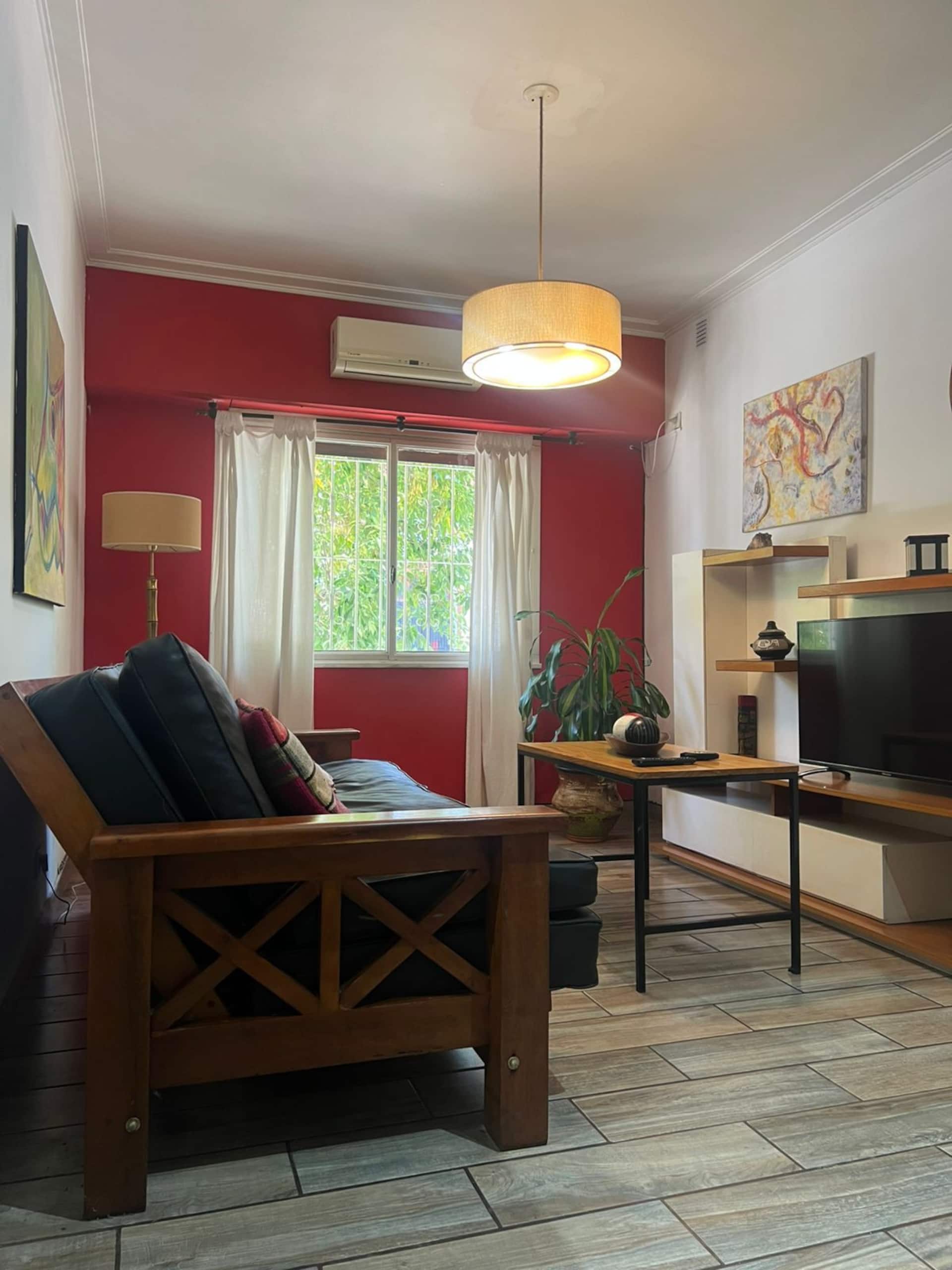 House-style apartment facing the street. 3 bathrooms/Wifi/AC