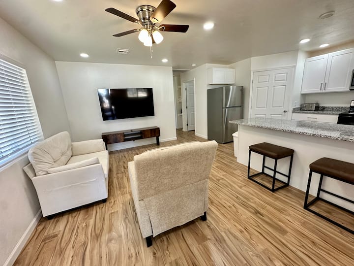 Comfort + Style • Sleeps 5 - - Tucson, AZ