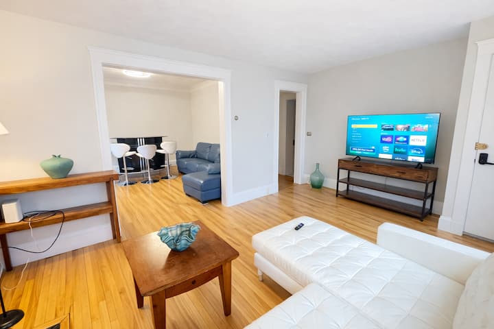 Spacious Sunny Charming Apartment, Patio, Parking - Newton, MA