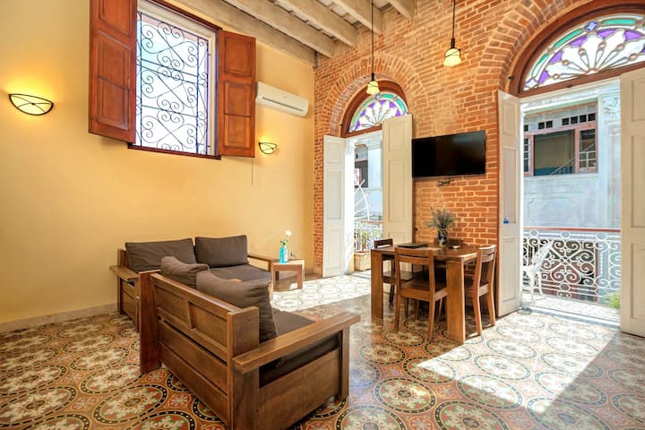 Old Havana Luxury House: Wi-fi & Constant Power! - Havana