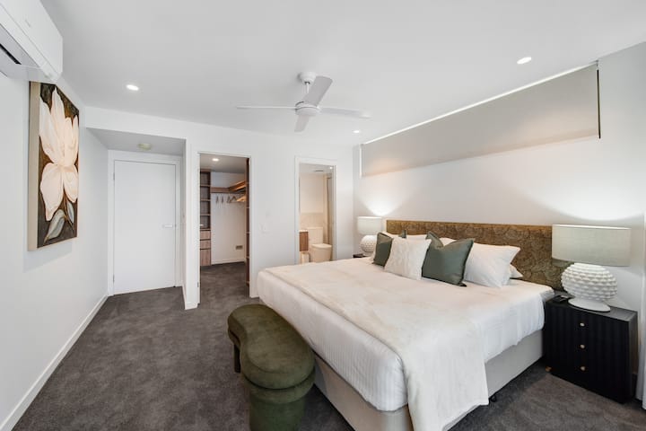 Dormitorio principal con baño privado