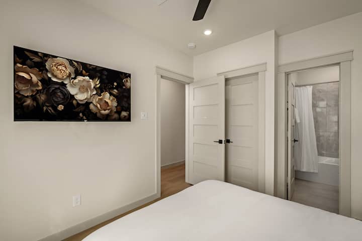 მკაფიო ხაზები და კარგად მოფიქრებული დიზაინი ქმნის მყუდრო, პირად სივრცეს.