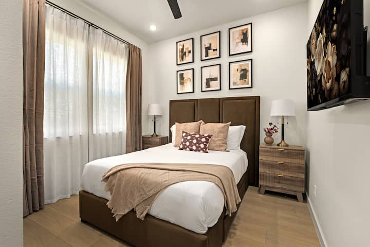 თბილი ტონები და ფენოვანი ტექსტურები კომფორტულ სტუმრობას ქმნის.