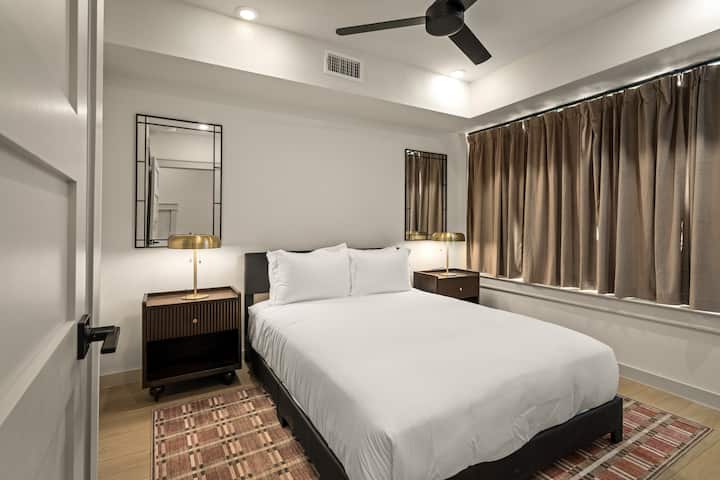 საძინებელი 1 — მშვიდი საცხოვრებელი, რომელიც განკუთვნილია დასასვენებლად ღამით და დილით.