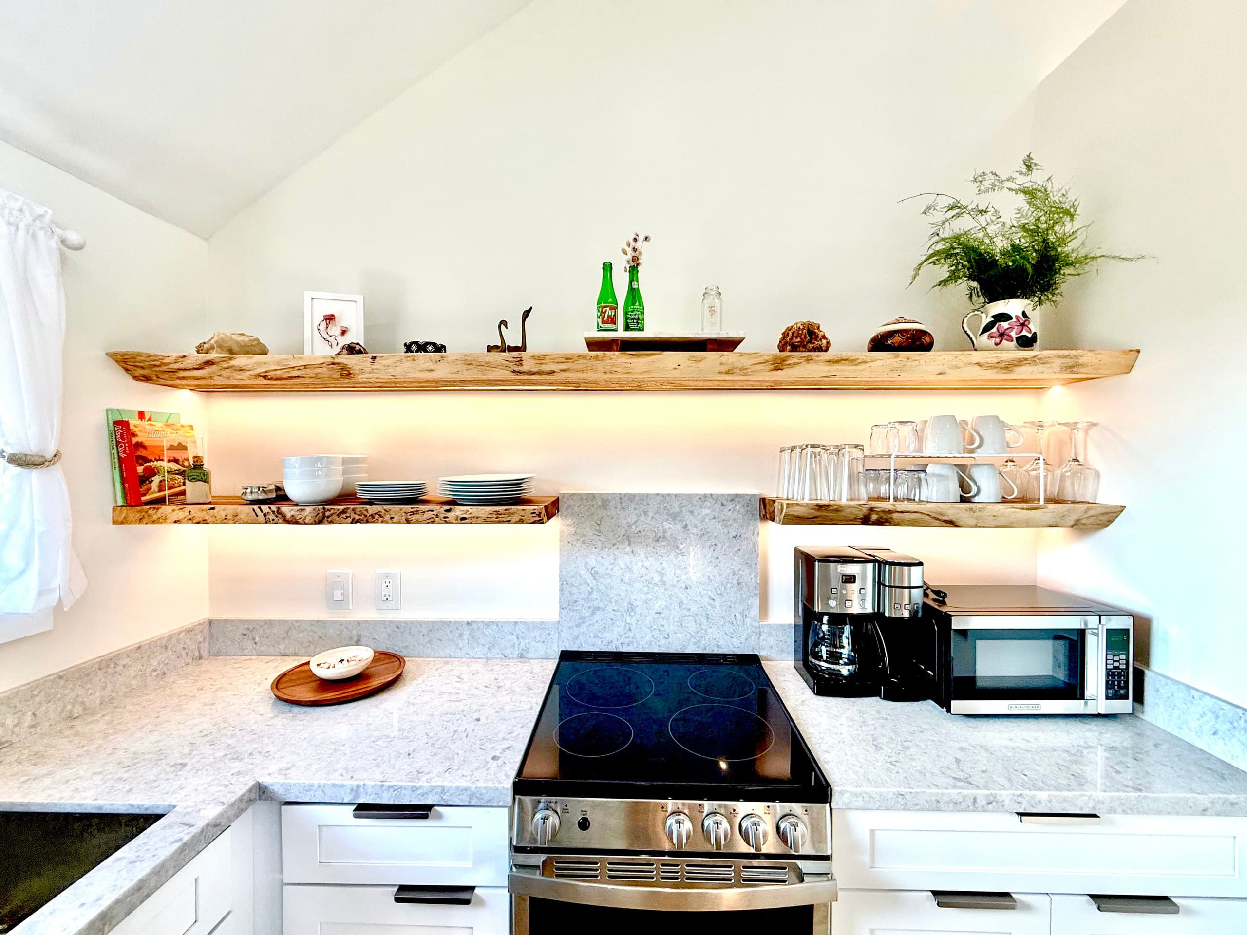 Oceanfront Blufftop Retreat · Panoramic Reef Views - Image 14