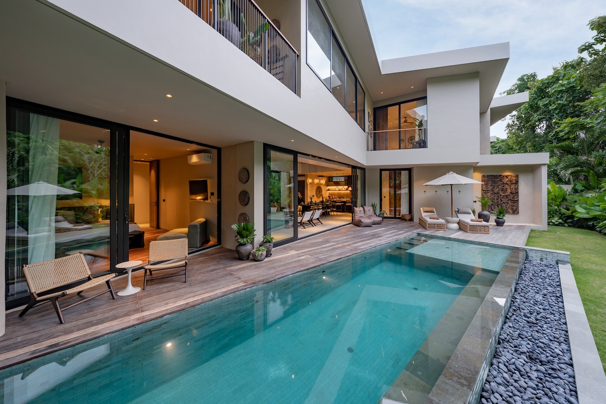 Home in South Kuta · 4 bedrooms · 5 beds · No bathroom, сопоставимый объект Airbnb
