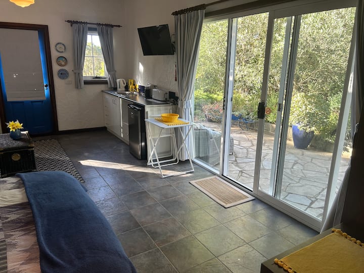 Santorini At Black Duck Farm | Spa Bath & Vines - Leongatha