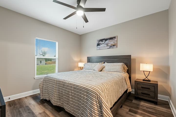 Relájate en esta espaciosa y lujosa suite principal. Disfruta de sábanas suaves, iluminación ambiental junto a la cama y un refrescante ventilador de techo. Despierta con la luz natural que entra por la ventana. 