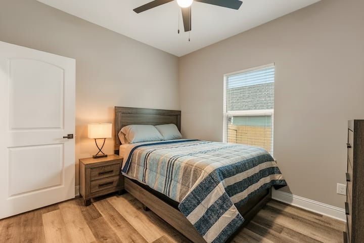 Relájate en este acogedor dormitorio, perfecto para parejas y familias. Disfruta de la iluminación suave de la lámpara de cabecera y la comodidad de una cama lujosa. Despiértate renovado y listo para la aventura.