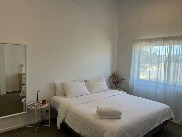 Chambre principale avec lit King Size et salle de bain attenante 