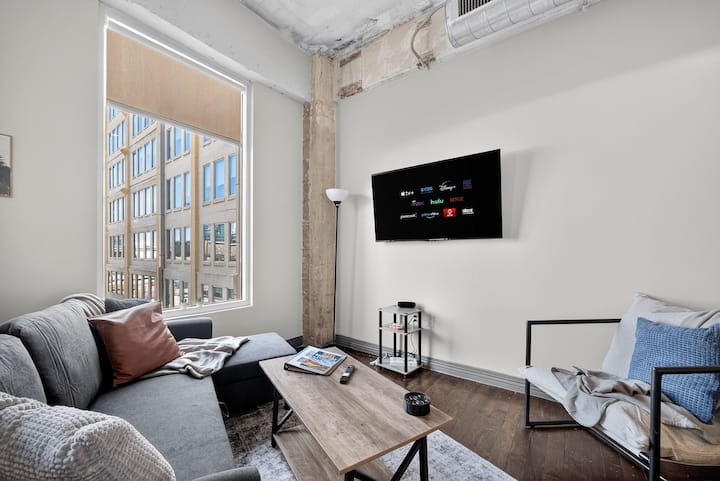 Modern Downtown Apt| Pool, Laundry, Valet Parking - Dallas, TX