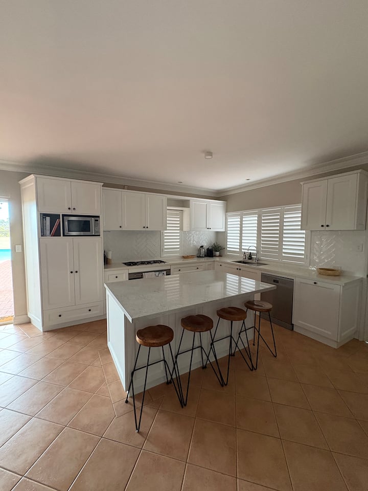 Wonnerup Beach Manor. Entire House And Pool House - Peppermint Grove Beach